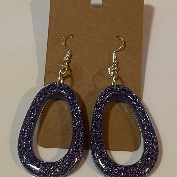 Handmade epoxy resin dangle oblong earrings - dark lavender glitter - Picture 2 of 4